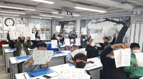 새롭게 바뀐 미디어교육실에서 진행한 웹툰 교실에서 참여한 학생들 모습