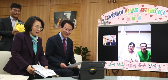 강진원 군수가 지난 4월, 강진에서 출생한 세쌍둥이 부모와 영상통화를 하고 있다.