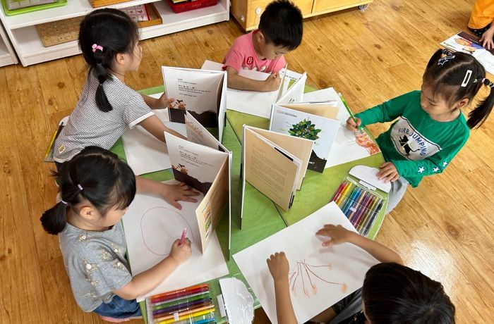 어린이들이 ‘감자야 놀자 ’ 프로그램에 참여하고 있다.