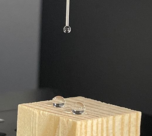 실란 화합물을 처리한 목재.