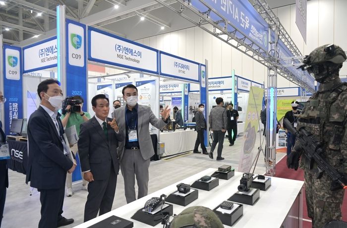 국방 관련 박람회에 참석한 백성현 시장