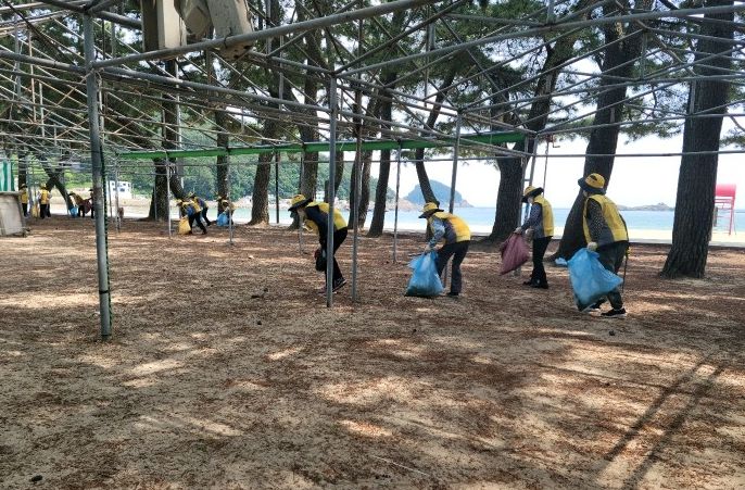 남해군 상주면 은모래 봉사단, 해수욕장 개장 앞두고 환경정화