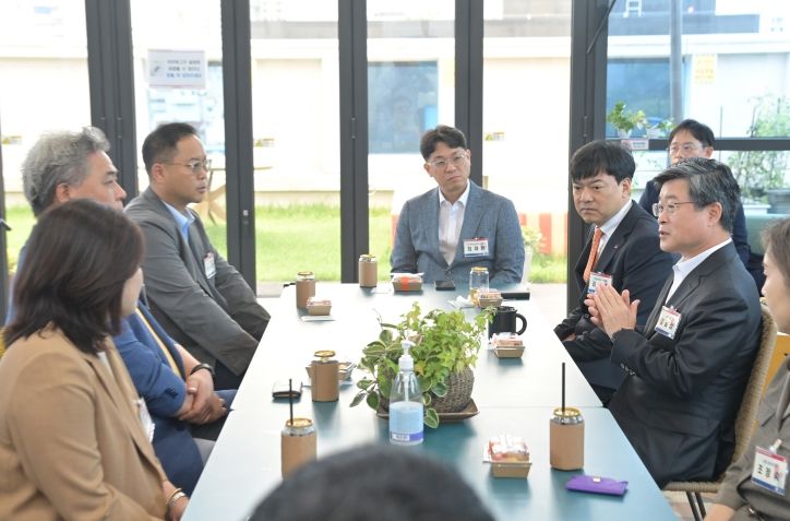 일자리 거버넌스위원들과 담소나누는 김길성 구청장