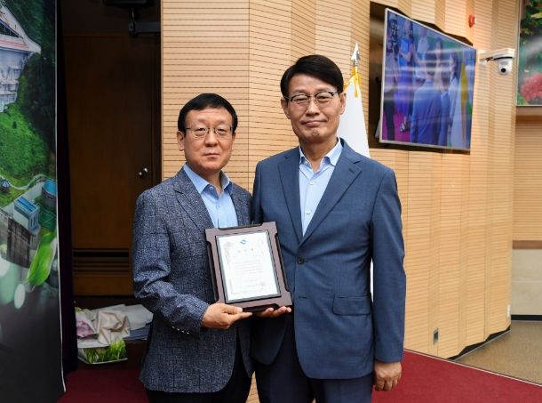 ‘산림분야 우수기관’ 선정(금두섭 산림녹지과장과 박남서 영주시장)