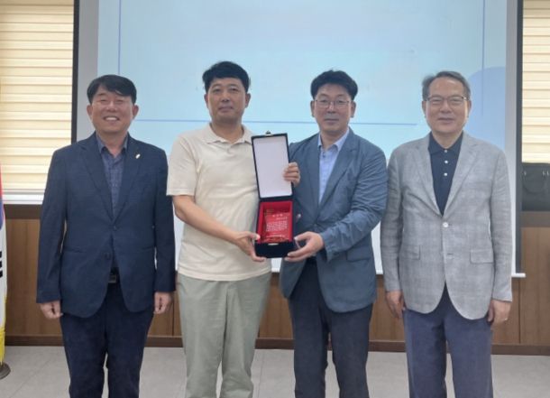 기부자에 대한 수혜자들의 감사패 전달 자리 마련