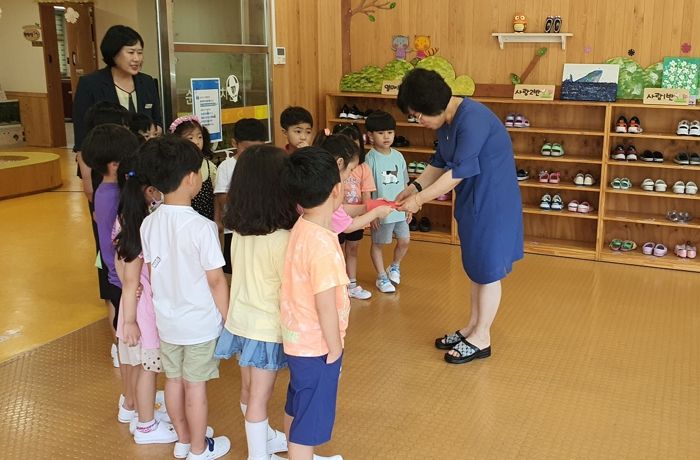 순천북유치원, ‘나눌수록 행복한 알뜰시장’ 수익금 매곡동에 전달
