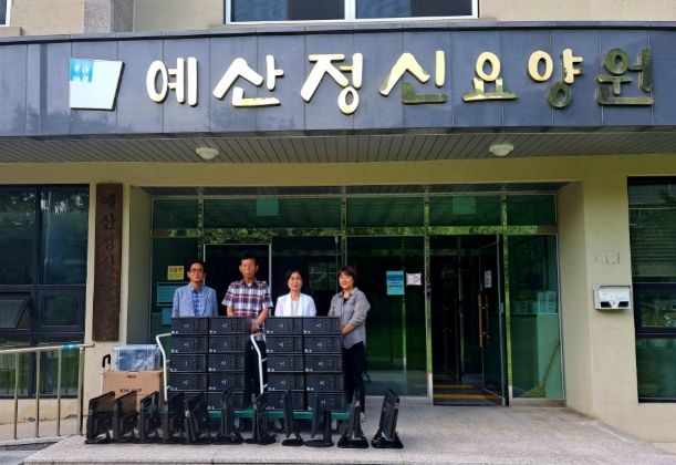 충남교육청 재무과 직원들이 예산정신요양원을 방문하여 중고컴퓨터와 모니터를 기증했다.