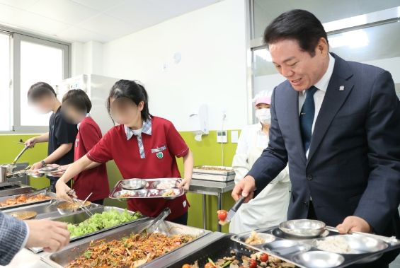 최대호 안양시장이 7일 백영고등학교에서 학생들과 급식을 먹으며 의견을 수렴했다