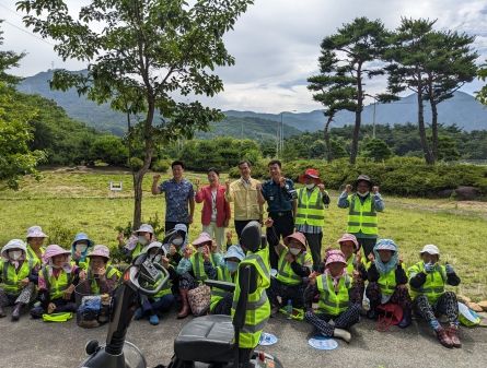 곡성 삼기면 기관사회단체장, 주민 위한 교통안전 형광조끼 배부