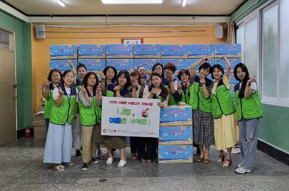 밀양시자원봉사센터는 7일 시원한 여름나기 지원사업으로 노인과 아동 세대에 지원할 여름나기 키트를 제작했다.