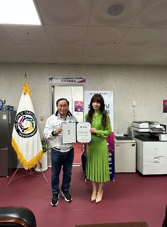 홍보대사 위촉 – 7월 6일 임동본 조직위원장이 배우 이유리에게 위촉장을 수여한 후 기념촬영을 하고 있다.