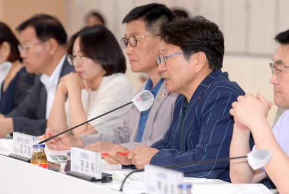 강기정 광주광역시장이 7일 오전 시청 중회의실에서 열린 제2기 민관협치협의회 제1차 회의에 참석해 인사말을 한 후 참석위원들과 함께 기념촬영을 하고 있다. /광주광역시 제공