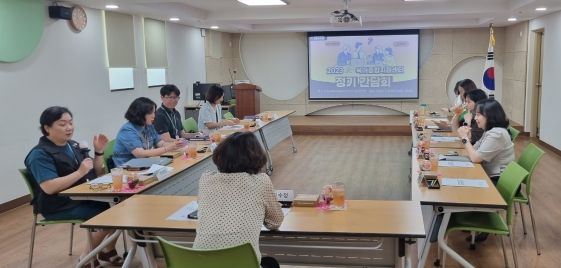 수원시와 2개 육아종합지원센터 관계자가 간담회를 하고 있다.