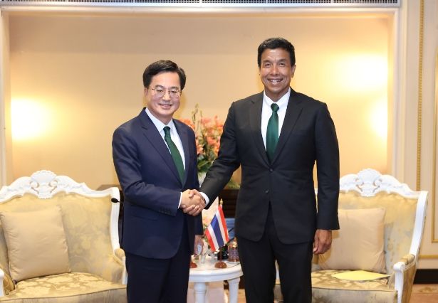 현지시간 6일 오후 태국을 방문한 김동연 경기도지사가 찻찻 싯티판 방콕시장과 기념촬영을 하고 있다.