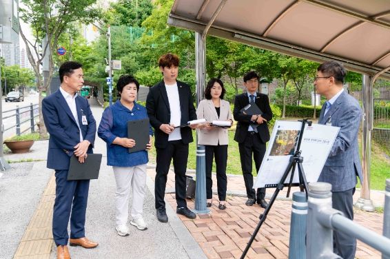 자치행정위원회 위원 및 전문위원이 관계자로부터 설명을 듣고 있다.