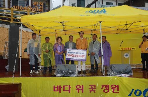 신안군장학재단 박우량 이사장, 흑산홍어축제위원회 김정혁위원장과 위원들이 기탁 기념 촬영을 하고 있다.