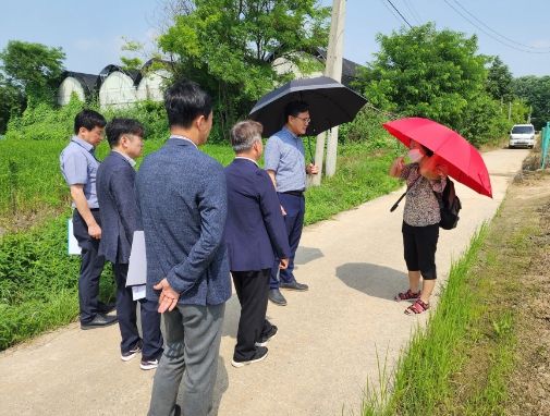 이정형 고양특례시 제2부시장이 지역주민의 의견을 듣고 있다.