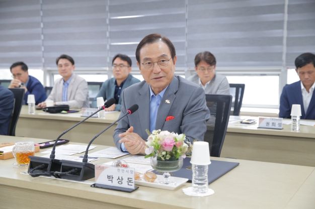 7일 천안시청 중회의실에서 천안시와 세메스(대표이사 정태경)·세메스의 10개 협력사, 한국기술교육대학교(총장 유길상, 이하 한기대) 등 13개 산관학의 업무 협약식이 진행되고 있다.