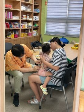 김포시 드림스타트 참여 아동이 동병하치 치료를 받고 있다.