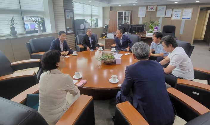 이달 4일 농어촌공사 경주지사를 방문해 협력방안을 논의하고 있다.