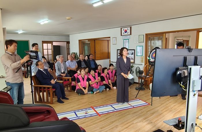 7월 6일 외동분회 경로당에서 경로당 행복선생님과 어르신들이 디지털 역량강화교육을 진행하고 있다.