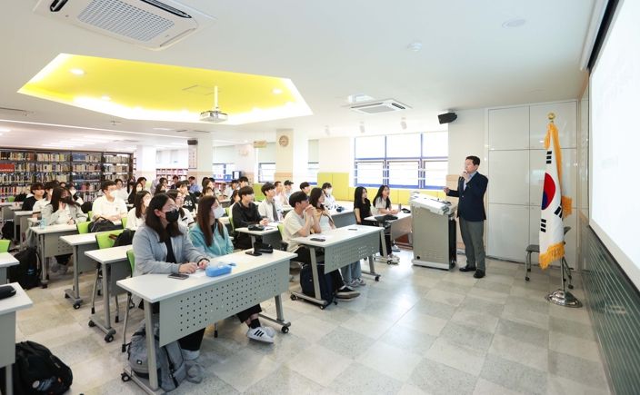 이상일 용인특례시장이 7일 용인고등학교 학생들을 대상으로 특강을 진행하는 모습
