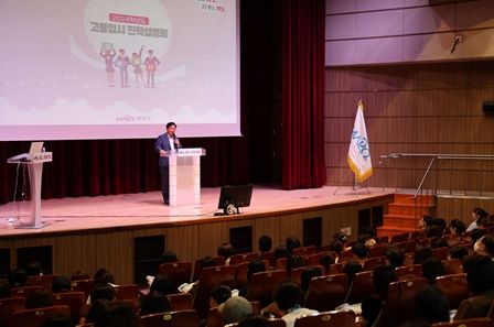 8일 오전 구청 대강당에서 열린 내년도 고등입시 진학설명회에서 인사말을 하는 박강수 구청장