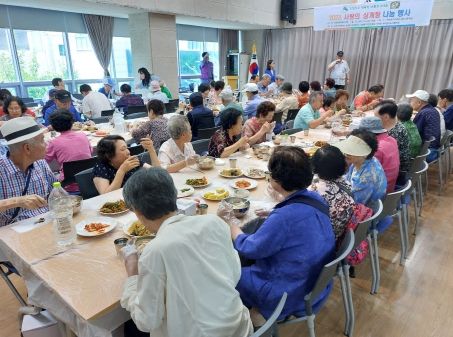 녹번동은 지난 5일 동 새마을부녀회 주관으로 ‘사랑의 삼계탕 나눔 행사’를 개최했다.
