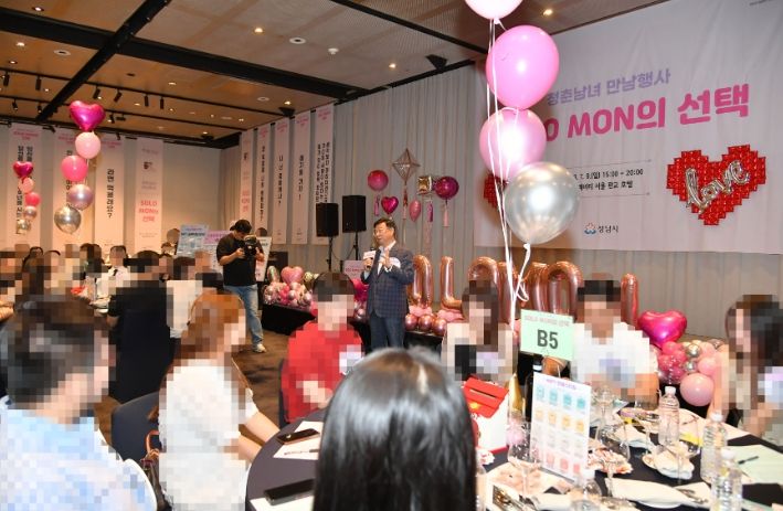 성남시의 미혼 남녀 만남 자리인 ‘솔로몬의 선택’ 두 번째 행사가 7월 9일 그래비티 호텔 서울 판교에서 열리고 있다