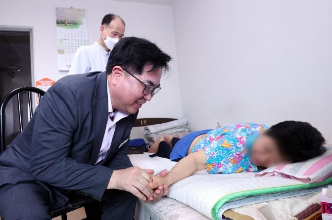 박일하 동작구청장이 지난 6일 서울 동작구 대방주공아파트의 '어르신 한방 의료 돌봄' 1호 집을 방문해 애로사항 등을 경청하는 모습