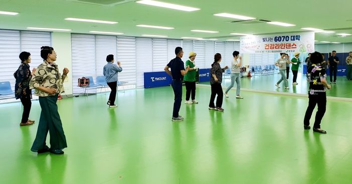 빛나는 6070대학생들이 지난 30일 청소년 수련관에서 건강라인댄스 과정에 참여하고 있다.