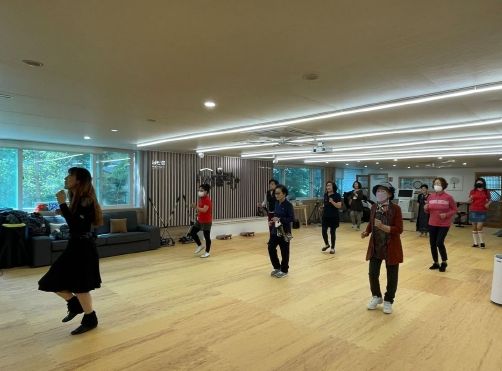 부산 북구 덕천1동 행정복지센터, 너도 나도 라인댄스 프로그램 성공적 마무리!