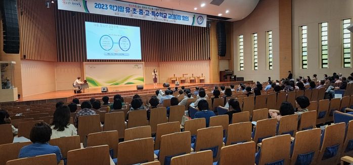 천안시 서북구정신건강복지센터가 지난 7일 유·초·중·고·특수학교 교(원)장을 대상으로 생명사랑지킴이 교육을 진행하고 있다.