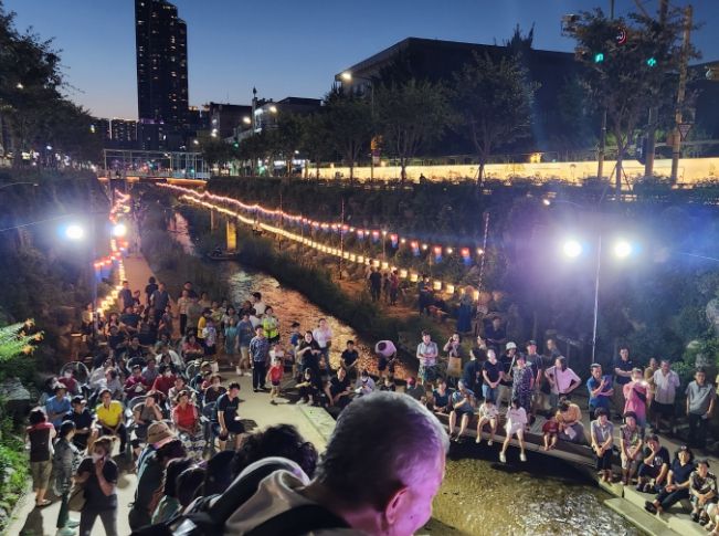 2023 심곡천 축제 문화축제를 즐기는 시민들 모습