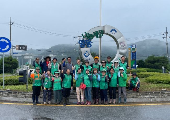 양평군 양동면새마을회, 제초작업으로 깨끗한 마을 만들기 위해 구슬땀