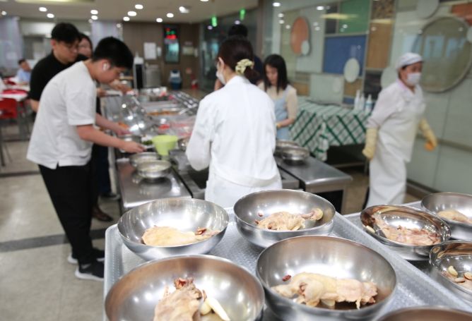 수원시 장안구, 직원 격려 '초복맞이 복달임' ... '건강하게 더 나은 대민 서비스 최선' 당부