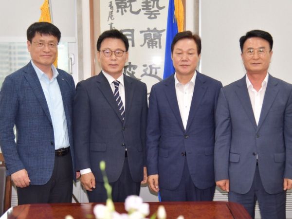 박동식 사천시장이 11일 박완수 경남도지사, 서희영 사천상공회의소 회장과 함께 박광온 더불어민주당 원내내표를 만나 우주항공청 특별법 조속 통과를 요청했다.