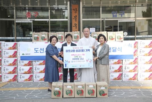 강북구 우이동 사찰 도선사가 어르신의 건강한 여름나기를 위해 수박 3t을 구에 기탁, 이순희 구청장(왼쪽에서 두 번째)과 기념사진을 찍고 있다.