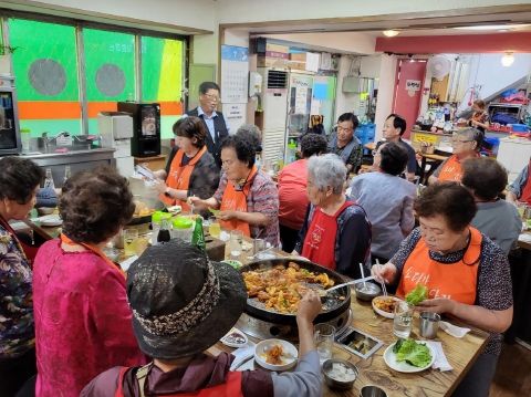 신장대2리 신경숙 이장, 홍천 초복 맞이 독거어르신 식사대접