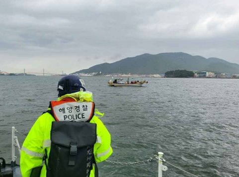 사천해경, 신수도 인근 해상 낚시어선 기관 고장 발생...안전 조치