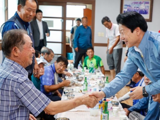 초복맞이 경로당 위문한 이병환 군수