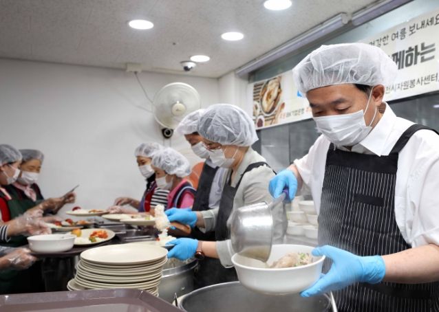 사랑의 밥차 무료급식 활동하는 김찬진 동구청장