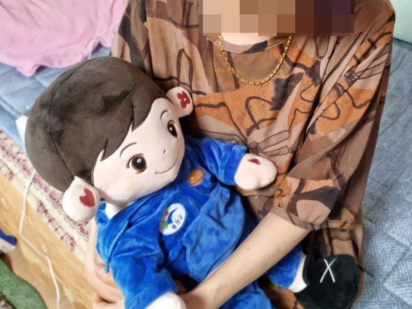 광주+광산형 통합돌봄 대상 어르신이 AI 광산이를 쓰다듬고 있다.