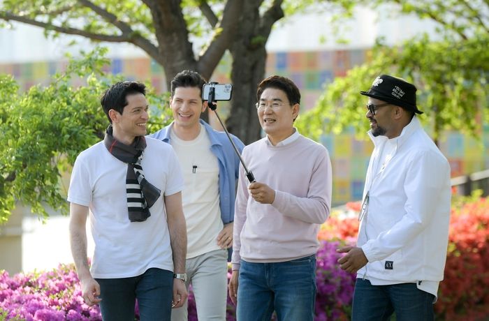 노관규 시장과 럭키 알베르토 다니엘이 정원박람회장을 걷고 있다