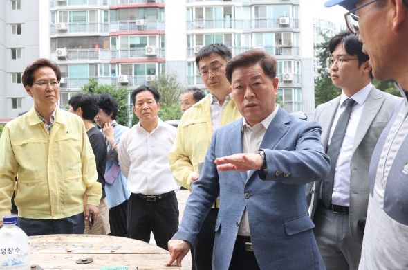 박승원 광명시장은 12일 지난 11일 화재가 발생한 하안동 아파트 현장을 방문했다
