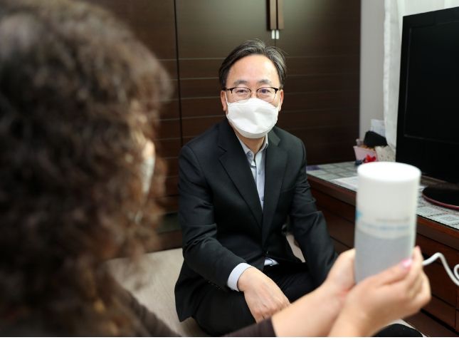 유성훈 금천구청장이 인공지능(AI) 스피커를 보급한 가정에 방문해 안부를 확인하고 있다