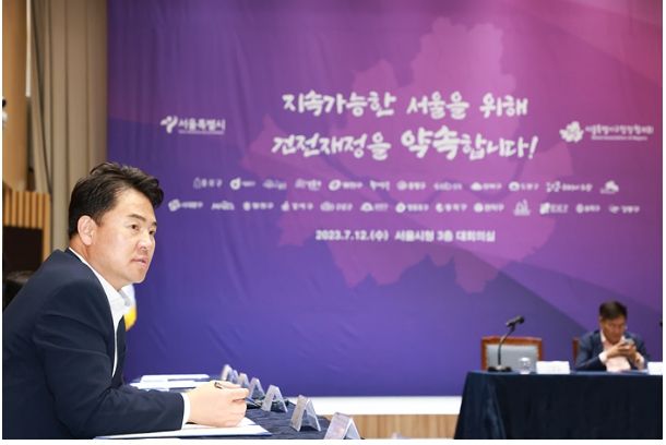 오언석 도봉구청장은 12일 서울시청에서 열린 ‘서울시-구청장협의회 건전재정 공동선언식’에서 오세훈 서울시장을 비롯, 서울시 자치구청장들과 함께 건전재정을 선언했다