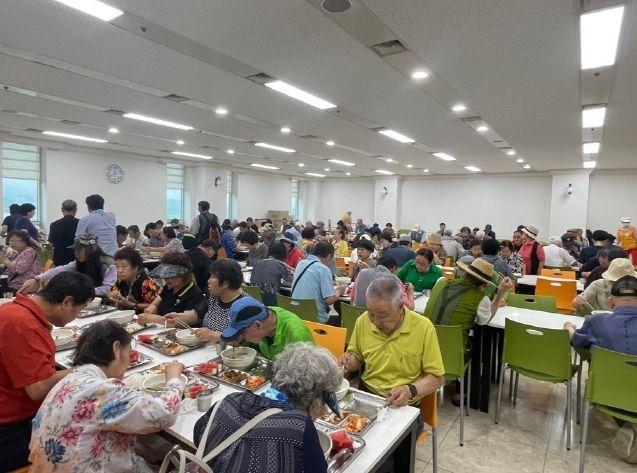 파주시노인복지관 보양식·혹서기 물품 지원…여름나기 행사 진행