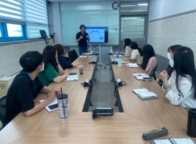 인천시사회서비스원 ‘찾아가는 맞춤형 컨설팅’에 참여한 한 사회복지시설 직원들이 맞춤형 개인정보관리 컨설팅에 참여하고 있다.