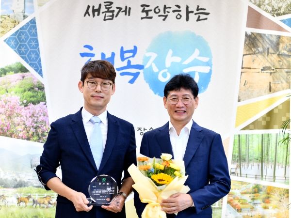 장수군, 효사랑 집수리 지원사업 기여자 원진알미늄 원경의 대표이사에 감사패 수여